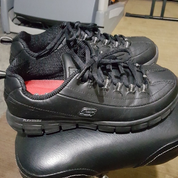 Sketchers leather slip resistant work shoe - Picture 3 of 7